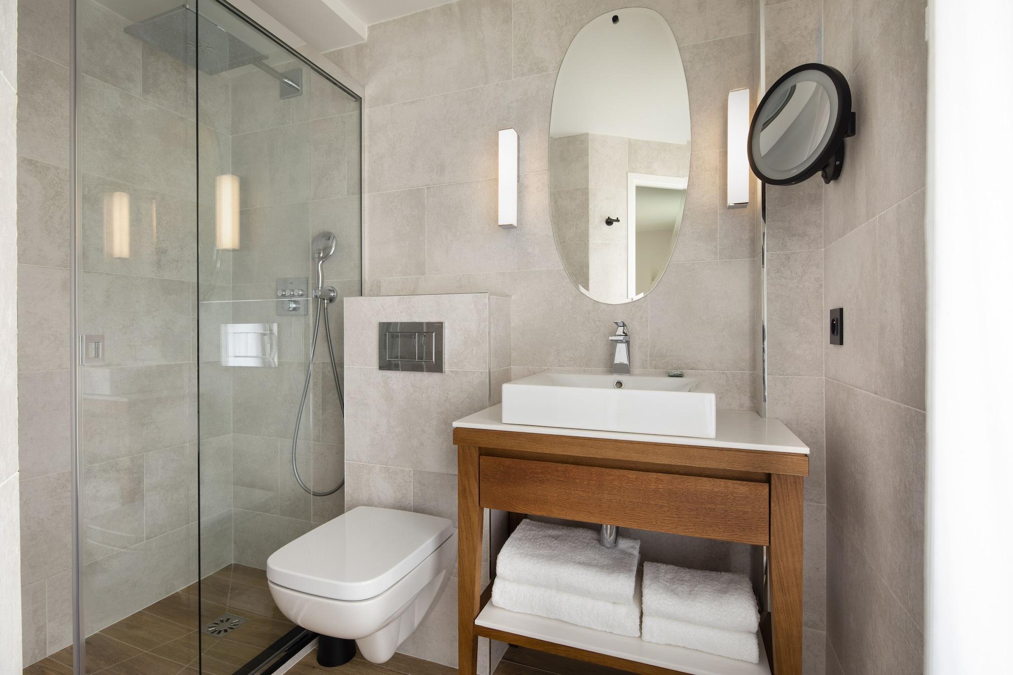 Des Champs-elysees 4* Parijs
