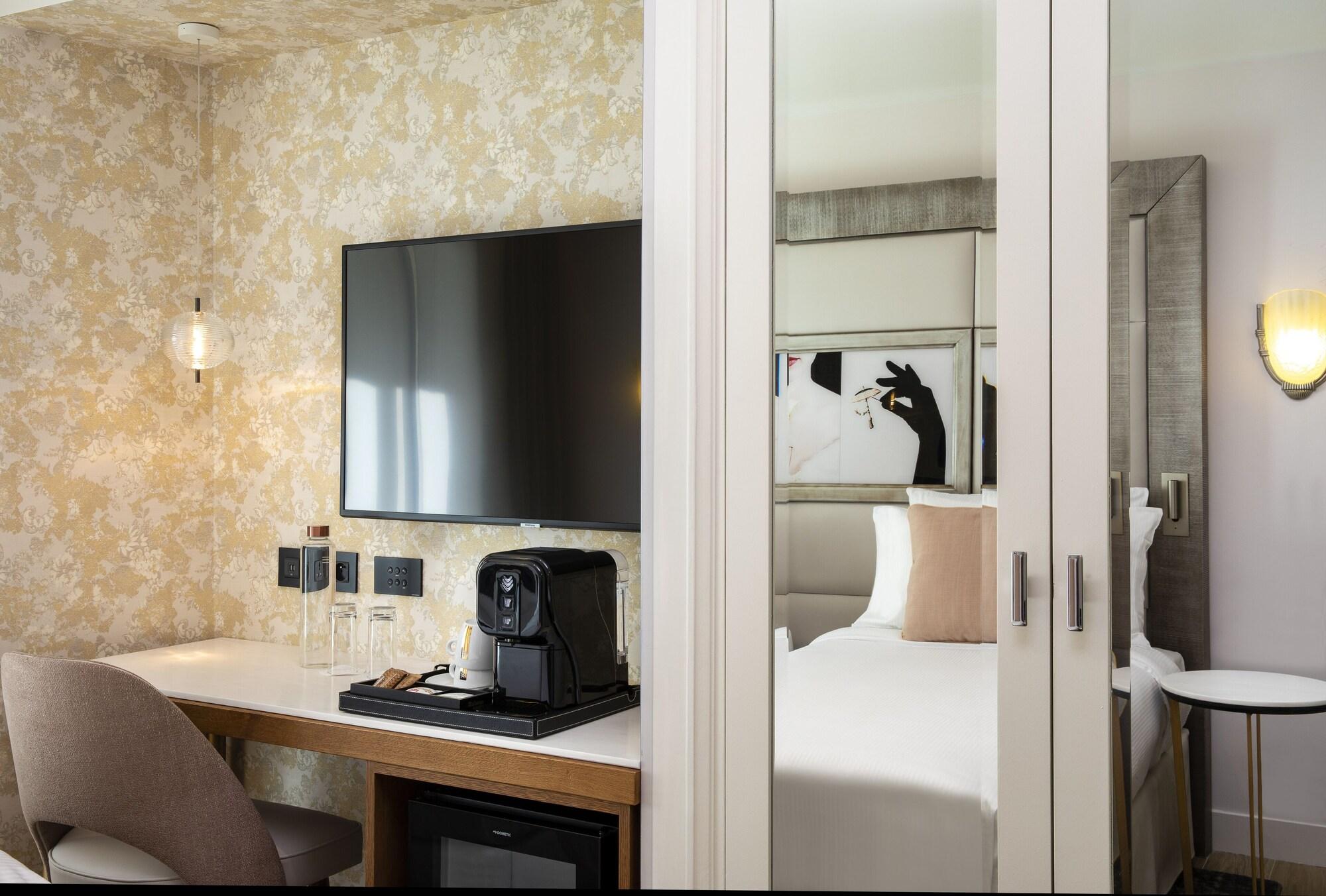 Des Champs-elysees 4* Parijs